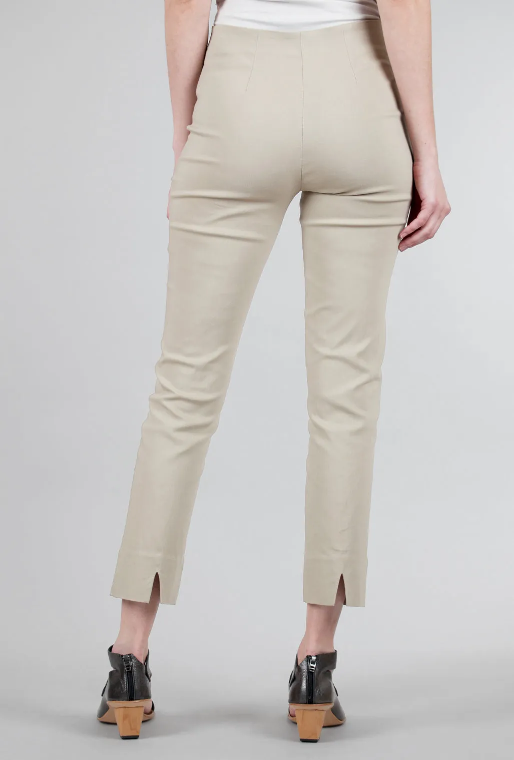 Milo Pant, Khaki